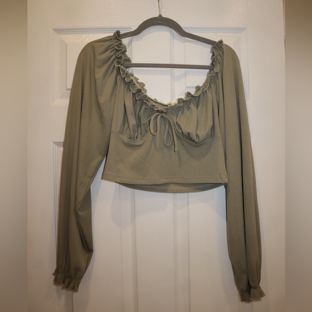 Mable Size L Cropped Olive Green Top